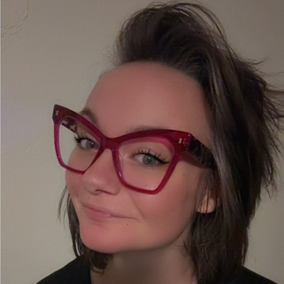 Meet your Posher, Nicole - Picture 1 of 1